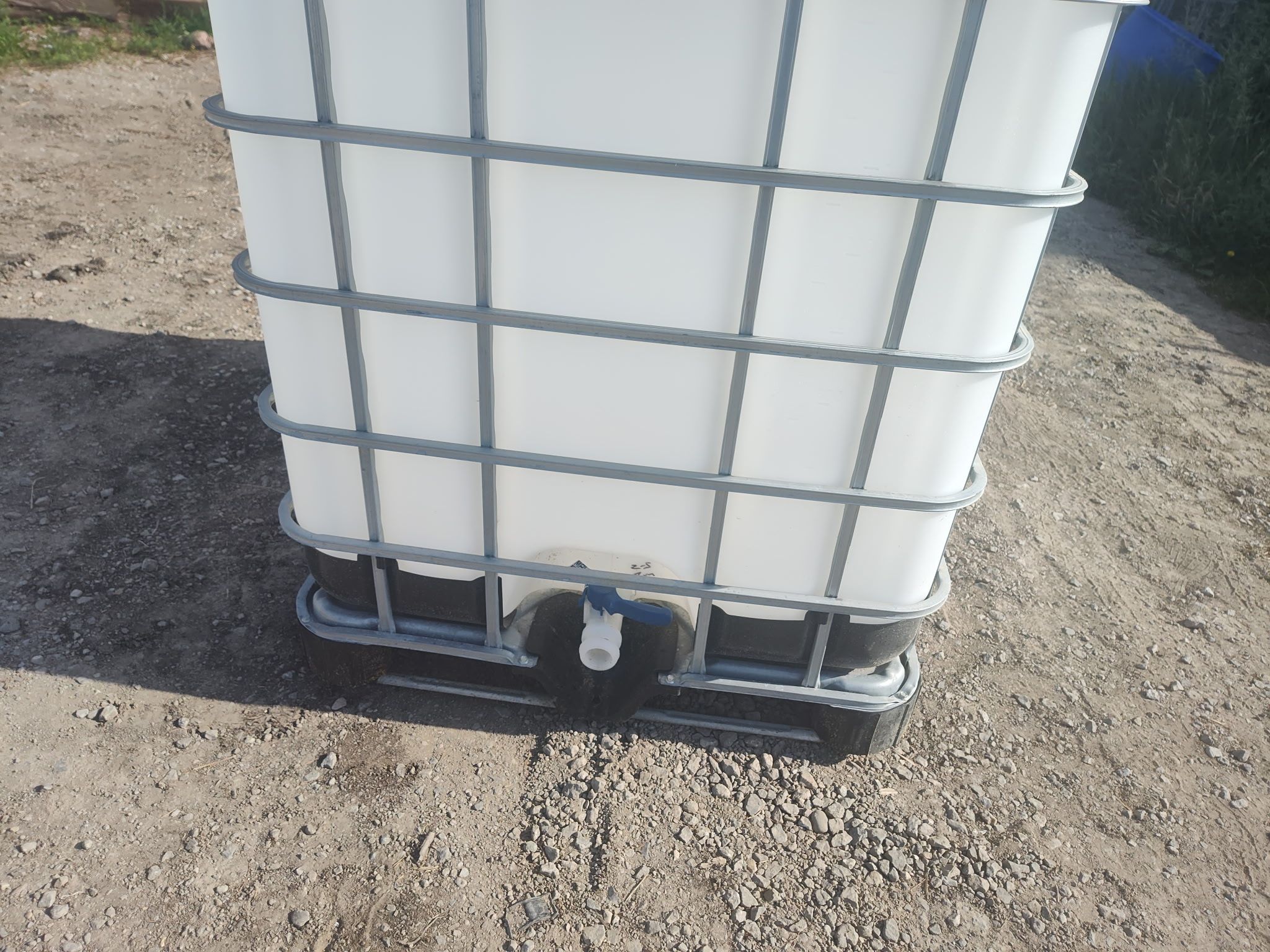 Discharge valve and fitting on the base of a white IBC tote